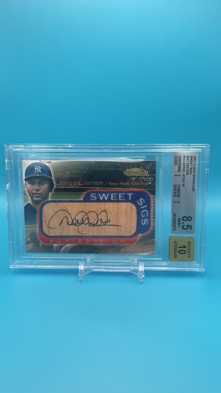 2001 Fleer Showcase Derek Jeter Sweet Sigs Bat Auto BGS 8.5 / 10 Yankees HOF SP