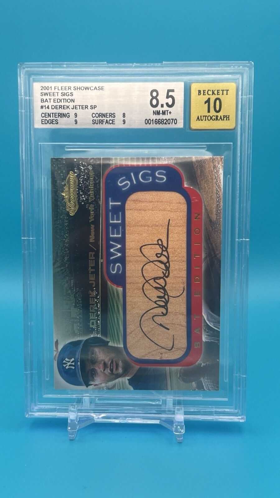 2001 Fleer Showcase Derek Jeter Sweet Sigs Bat Auto BGS 8.5 / 10 Yankees HOF SP